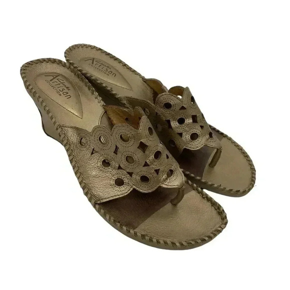 Clarks Artisan Size 9 M Leather Cut Out Thong Style Wedges Sandals Metallic Gold - Picture 2 of 9